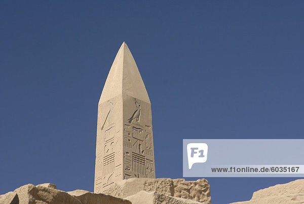 Obelisk  Tempel von Karnak  in der Nähe von Luxor  Theben  UNESCO World Heritage Site  Ägypten  Nordafrika  Afrika