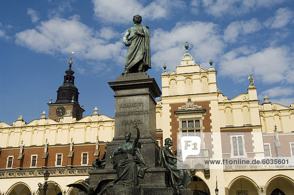 Statue des romantischen Dichters Mickiewicz vor die Tuchhallen (Tuchhallen)  Marktplatz (Rynek Glowny)  Old Town District (Stare Miasto)  Krakow (Krakau)  UNESCO Weltkulturerbe  Polen  Europa