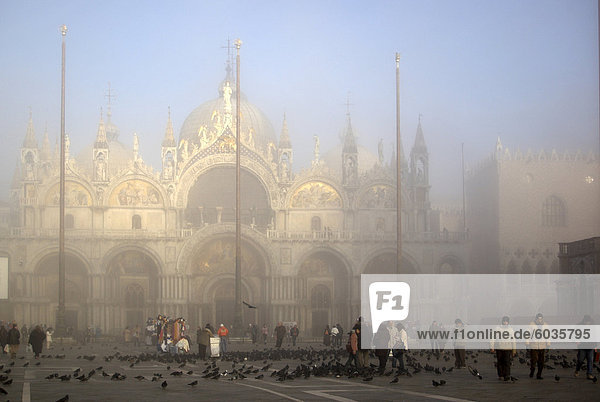 Die Basilika in Nebel  Venedig  UNESCO World Heritage Site  Veneto  Italien  Europa