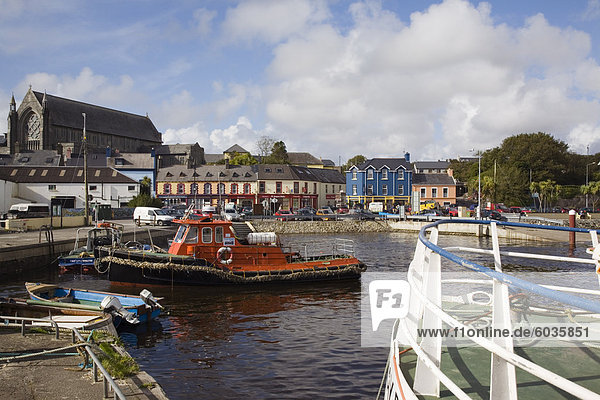 Rettungsboot im Hafen mit der Stadt über  Castletown (Castletownbere) (Castletown Bearhaven)  Beara Peninsula  County Cork  Munster  Irland  Europa