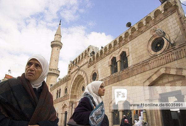 Zwei Frauen zu Fuß vorbei an König Hussein Moschee  Innenstadt  Amman  Jordanien  Naher Osten