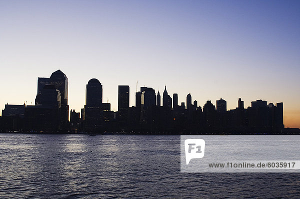 Untere Manhattan Skyline im Morgengrauen  Manhattan  New York City  New York  Vereinigte Staaten von Amerika  Nordamerika