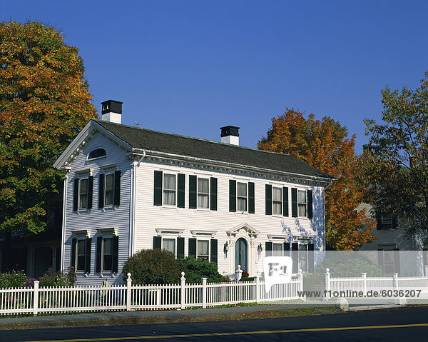 Vereinigte Staaten von Amerika USA Außenaufnahme Tradition Wohnhaus weiß Nordamerika Neuengland groß großes großer große großen Vermont