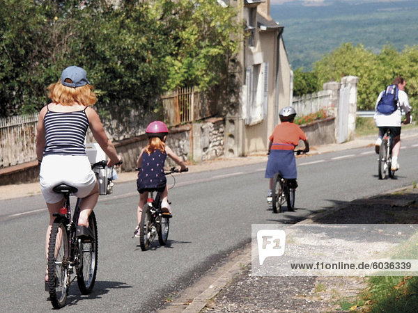 Britische Familie Radfahren durch das Loire-Tal  Sancerre  Loire  Frankreich  Europa