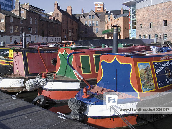 Schmale Boote und Lastkähne festgemacht an Gas Street Canal Basin  Stadtzentrum  Birmingham  Midlands  England  Vereinigtes Königreich  Europa