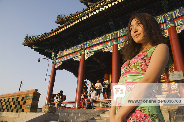 Junge chinesische model Wanchun Pavilion (alle Zeit Frühjahr Pavillon) in Jingshan Park  Peking  China  Asien