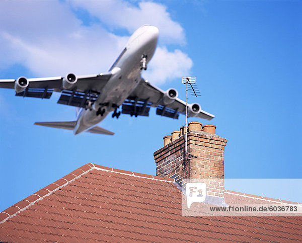 Niedrig fliegende Flugzeuge über Dächer in der Nähe von London Heathrow Airport  Greater London  England  Vereinigtes Königreich  Europa
