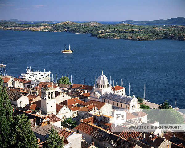 Blick über die Altstadt und Kathedrale von St. Jacob  Sibenik  Knin Region  Dalmatien  Kroatien  Europa