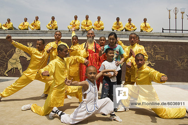 Kung Fu Schüler anzeigen ihre Fähigkeiten bei einer Tourist-Show im Shaolin Tempel  ist Shaolin der Geburtsort des Kung Fu Kampfkunst  Shaolin  Provinz Henan  China  Asien