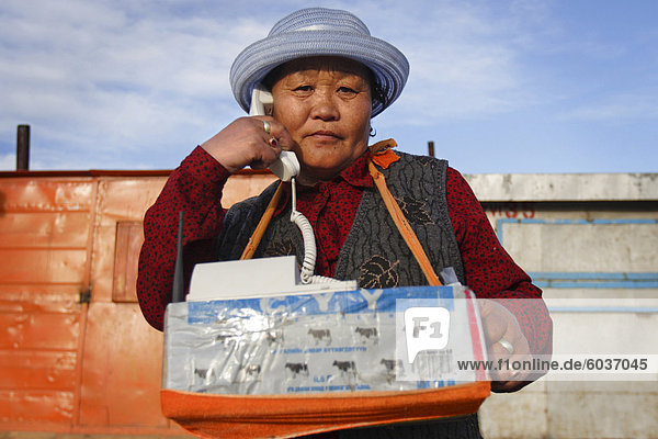 Frau  die Bereitstellung von Telefon Ruft auf den Straßen von Ulan Bator  Mongolei  Zentralasien  Asien