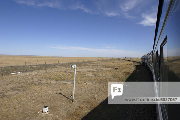 Transmongolischen Zug durch die Wüste Gobi unterwegs nach Ulan Bator  Mongolei  Zentralasien  Asien Reisen