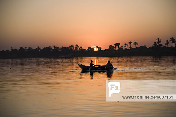 Fischerboot  Sonnenuntergang  Fluss Nil  Ägypten  Nordafrika  Afrika