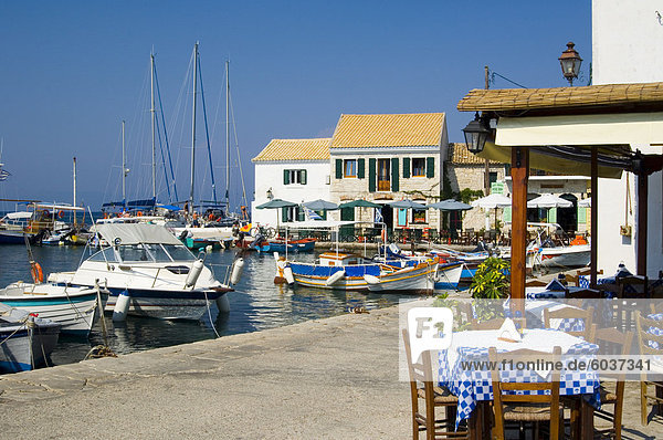 Blick auf eine Taverne und Boote im Hafen in der malerischen Stadt von Loggos  Paxos  Ionische Inseln  griechische Inseln  Griechenland  Europa