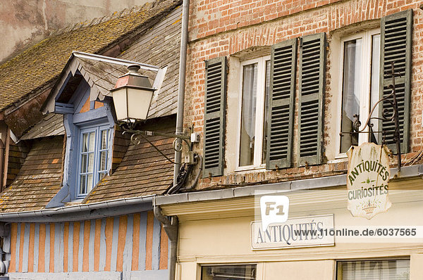 Frankreich Europa Wohnhaus Zeichen blau streichen streicht streichend anstreichen anstreichend pink Hälfte Normandie