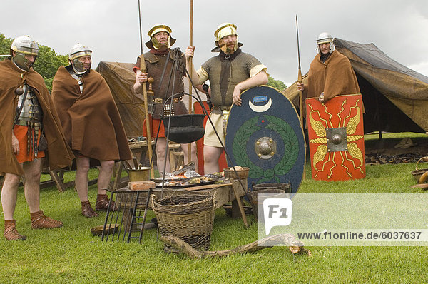 Römische Soldaten der Ermine Street Guard im Feldlager entspannende Lagerfeuer  römischen Kastells Birdoswald  Hadrianswall  Northumbria  England  Vereinigtes Königreich  Europa