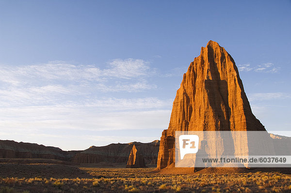 Sonnenaufgang Am Tempel Der Sonne Und Kleinere Tempel Des Mondes Im Cathedral Valley Capitol Reef Nationalpark Utah Vereinigte Staaten Von Amerika Nordamerika