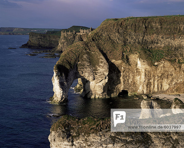 Weiße Felsen und ich wünsche Arch  County Antrim  Nordirland  Vereinigtes Königreich  Europa