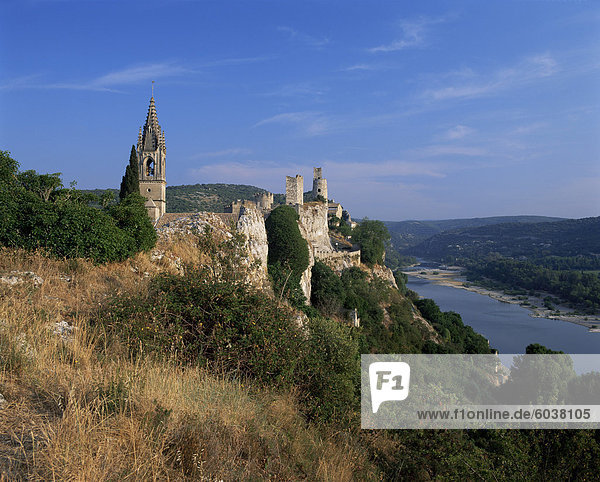 Kirche und Burg mit Blick auf das Fluss Ardeche Aigueze  Gard  Languedoc Roussillon  Frankreich  Europa