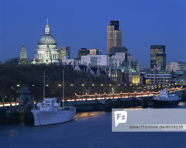 Skyline der Stadt  einschließlich der St.Paul's Kathedrale und der NatWest Tower  aus über die Themse bei Dämmerung  London  England  Vereinigtes Königreich  Europa
