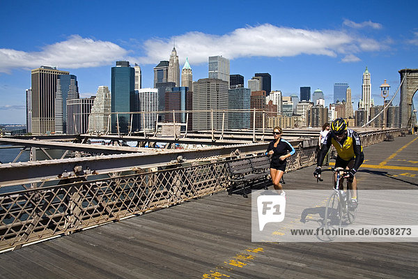 Brooklyn Bridge und Manhattan  New York City  New York  Vereinigte Staaten von Amerika  Nordamerika