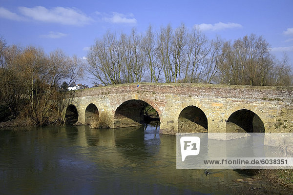 Mittelalterliche Brücke über den Fluss Avon  Pershore  Worcestershire  Midlands  England  Vereinigtes Königreich  Europa