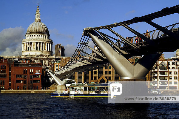 The Millennium Bridge across the River Thames  with St. Paul's Cathedral beyond  London  England  United Kingdom  Europe