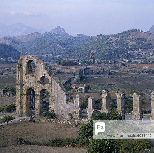 Ruinen des römischen Aquädukt  der brachte Wasser von den Bergen in die Stadt auf einem Hügel  die römischen Kenntnisse über Wasser  Ausgrabungsstätte  Aspendos  Anatolien  Türkei  Kleinasien Physik