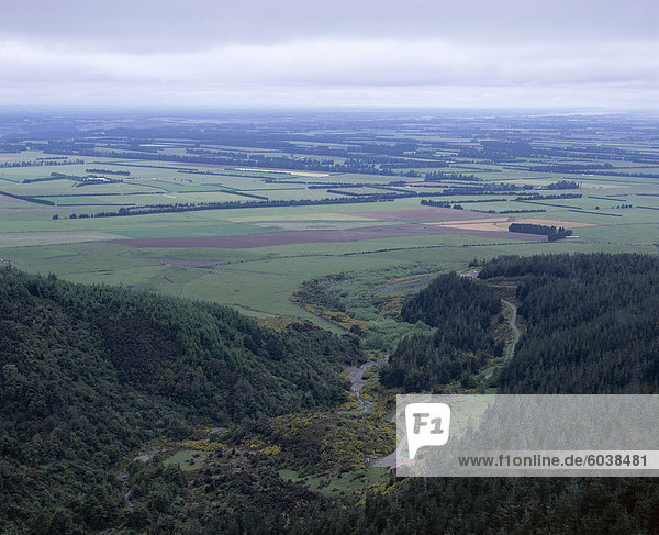 Blick über Canterbury Ebene von Mount Hutt Road  Canterbury  Südinsel  Neuseeland  Pazifik