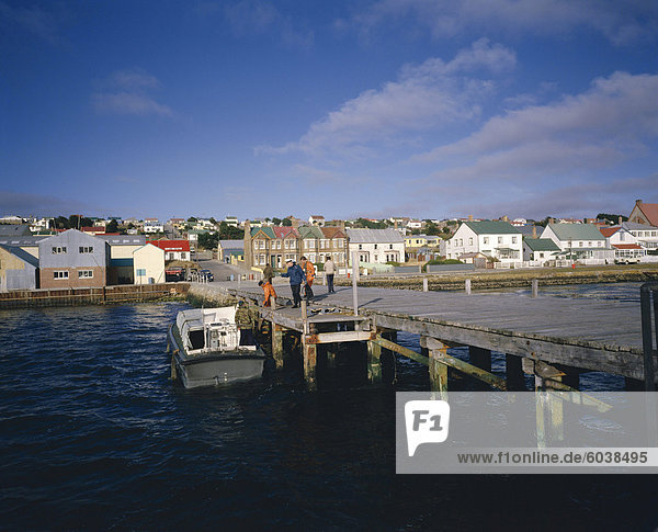 Bootssteg und Stadt  Stanley  Falkland-Inseln  Südamerika