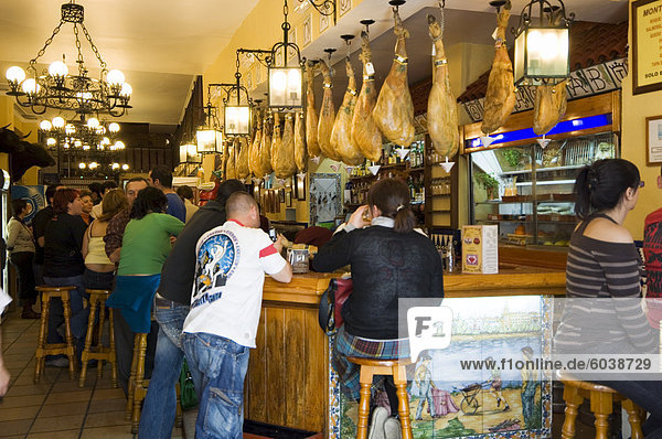 Tapas-Bar und Restaurant in der Gegend von El Arenal in der Nähe der Stierkampfarena  Sevilla  Andalusien  Spanien  Europa
