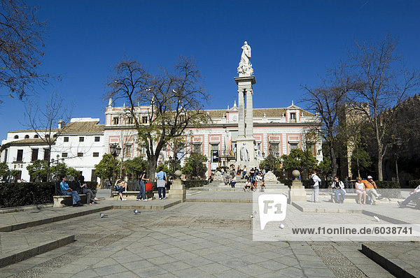 Unterbezirk barocke und Statue feiert das Überleben der großen Eathquake von 1755  Plaza del Triunfo  Santa Cruz  Sevilla  Andalusien  Spanien  Europa