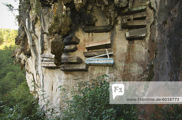 Hängende Särge der animistischen Applai ältesten beigesetzt auf Kalksteinfelsen  Sagada Stadt  die Berge der Cordillera  Benguet Provinz  Luzon  Philippinen  Südostasien  Asien