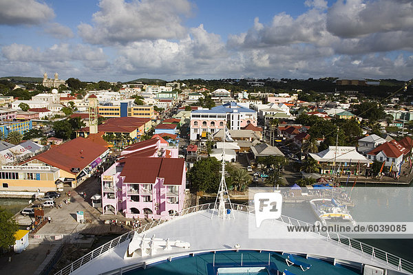 St. Johns und Bogen Kreuzfahrt Schiff  Insel Antigua  Antigua und Barbuda  Leeward-Inseln  kleine Antillen  Westindien  Caribbean  Mittelamerika