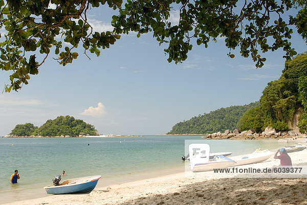 Boote und Besucher der Nipah Strand  Pangkor Island  Bundesstaat Perak  Malaysia  Südostasien  Asien