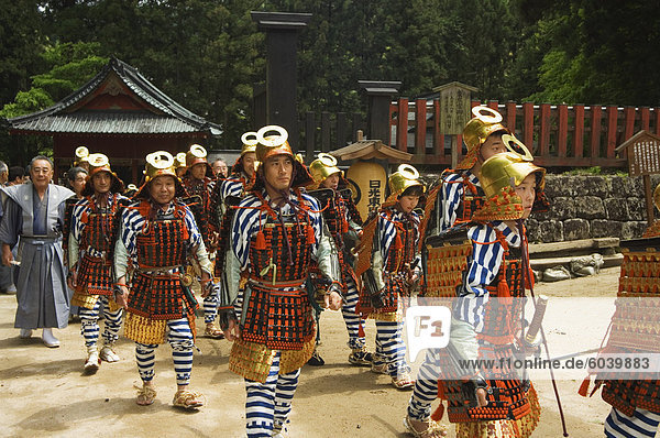 Männer in traditioneller Samurai Kostüm  Parade von Nikko Frühlingsfest  Toshogu-Schrein  Nikko  Tochigi-Präfektur  Japan  Asien