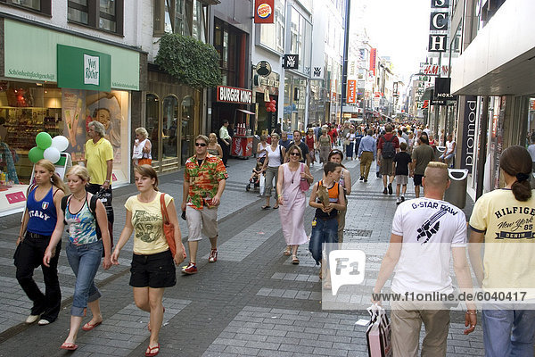 Menschen  die zu Fuß in der Hohe Straße  eine Fußgängerzone mit vielen Restaurants in der Stadt und Geschäften zu zentrieren  Köln  Nord Rhein Westfalen  Deutschland  Europa