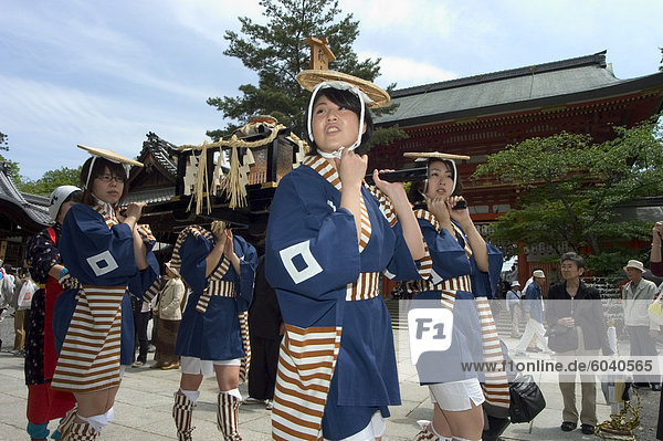 Traditional dress and procession for tea ceremony  Yasaka jinja shrine  Kyoto  Honshu island  Japan  Asia