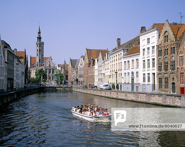 Boat trips along the canals  Bruges (Brugge)  UNESCO World Heritage Site  Belgium  Europe
