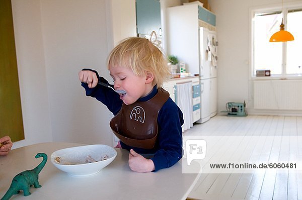 Boy Essen Frühstück