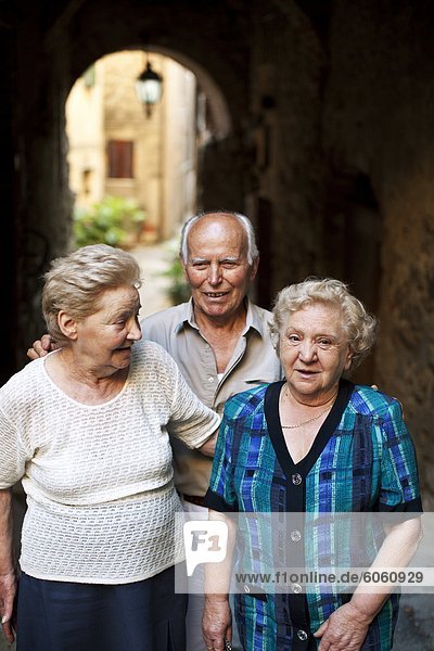 stehend Senior Senioren Frau Mann lächeln Gasse