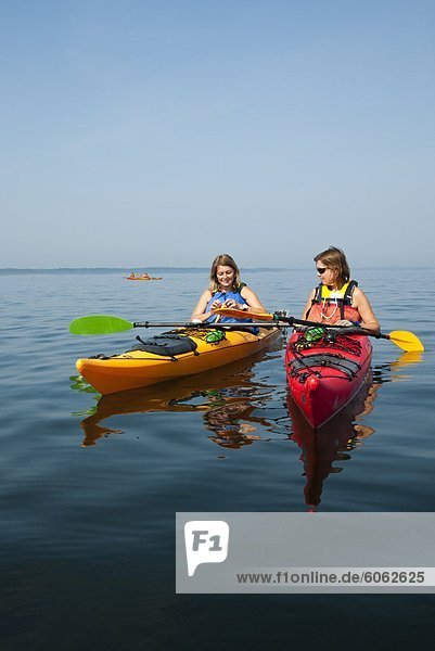 Zwei Frauen Kajak auf See