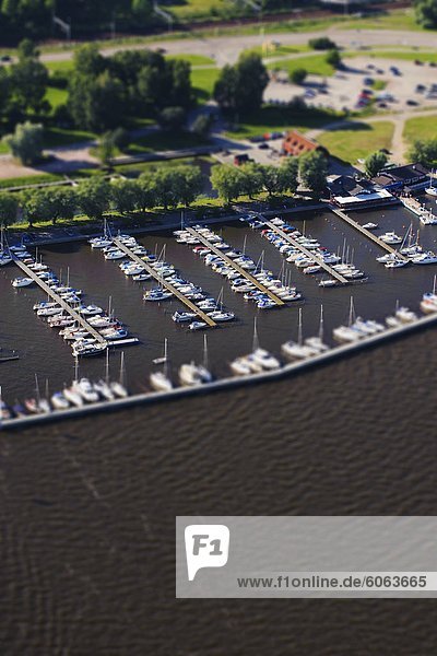 Luftbild von Marina mit Segelbooten