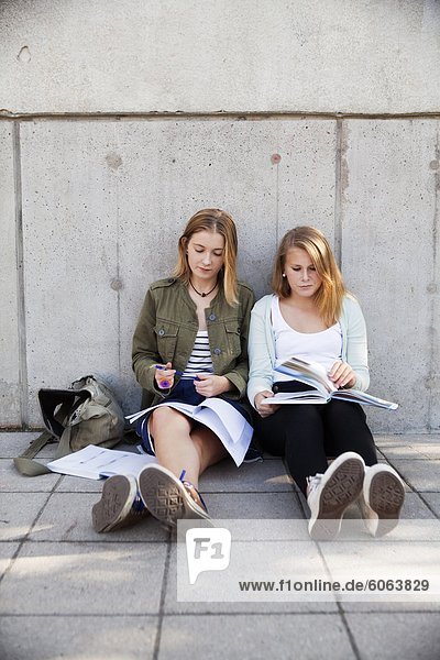 Weibliche Teenager Hausaufgaben außerhalb der Schule