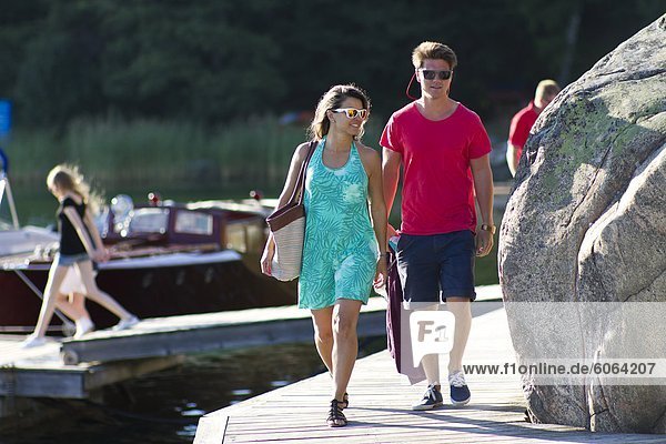 Junges Paar walking am Bootssteg am Wasser