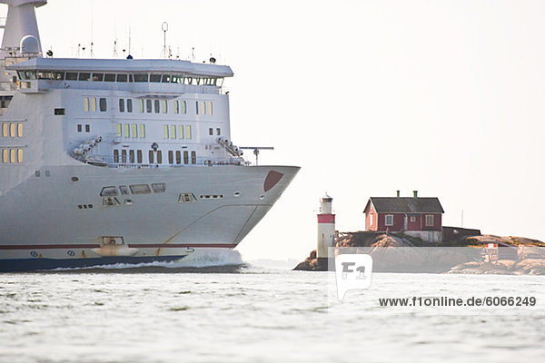 Schiff übergeben eine kleine Insel.