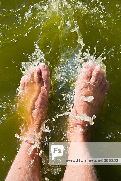Füße im Wasser.