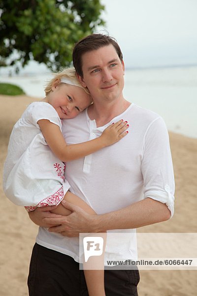 Vater und Tochter am Strand  Bali.