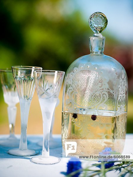 Flasche mit Gläsern am Tisch  trinken Nahaufnahme