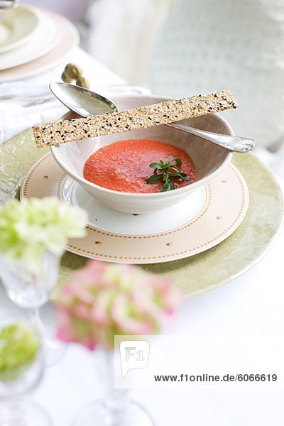 Nahaufnahme von Tomatensuppe in Schüssel auf Tisch