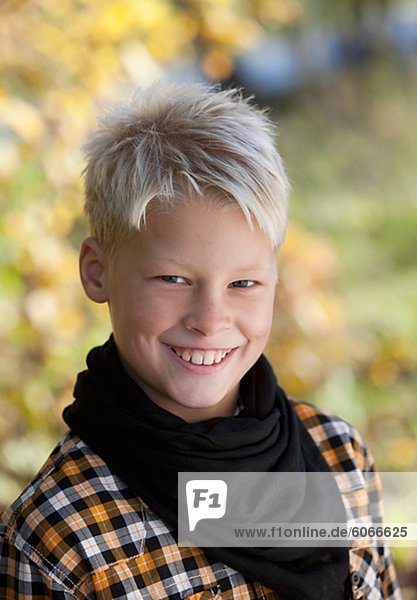 Porträt von blonden Jungen lächelnd außerhalb